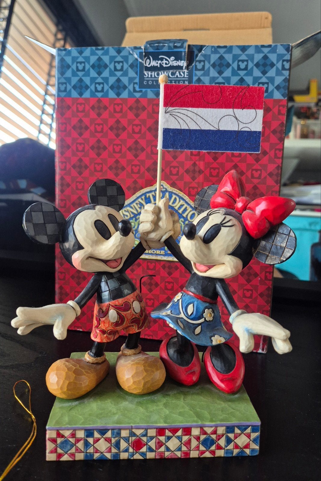 Disney Traditions Mickey en Minnie patriotic NL vlag., Ophalen of Verzenden, Mickey Mouse, Zo goed als nieuw, Beeldje of Figuurtje