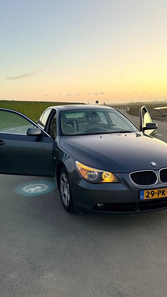 BMW 5-Serie 2.5 I 525 AUT 2004 Grijs, Automaat, Achterwielaandrijving, 2000 kg, Particulier
