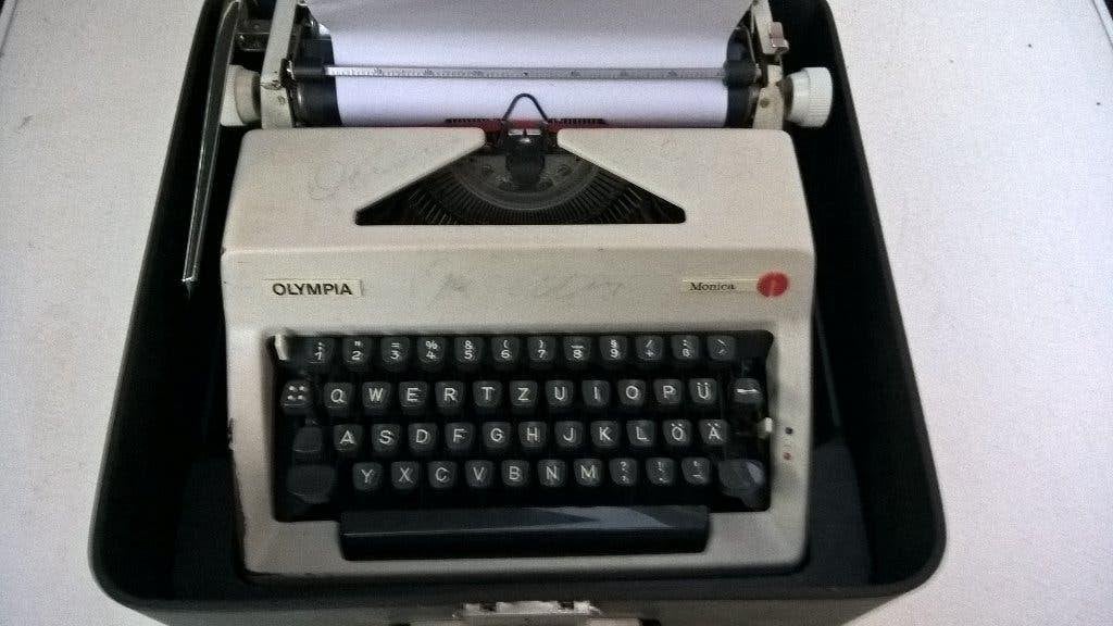 TE koop aangeboden mooi.type machine merk olympia/monica, Diversen, Typemachines, Ophalen of Verzenden, Gebruikt