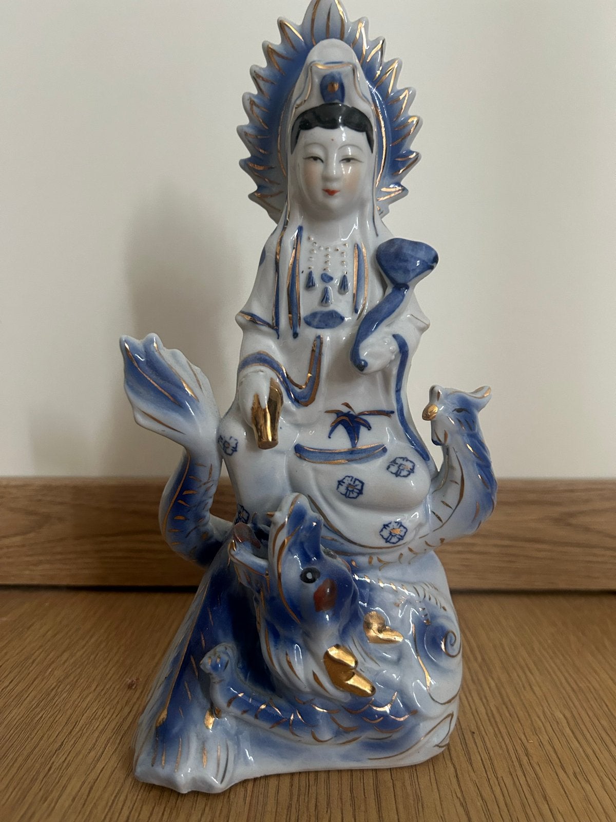 Chinees keramisch Guanyin beeld - 25 cm - blauw/wit/goud, Antiek en Kunst, Steen/keramiek, Blauw, Ophalen of Verzenden, China