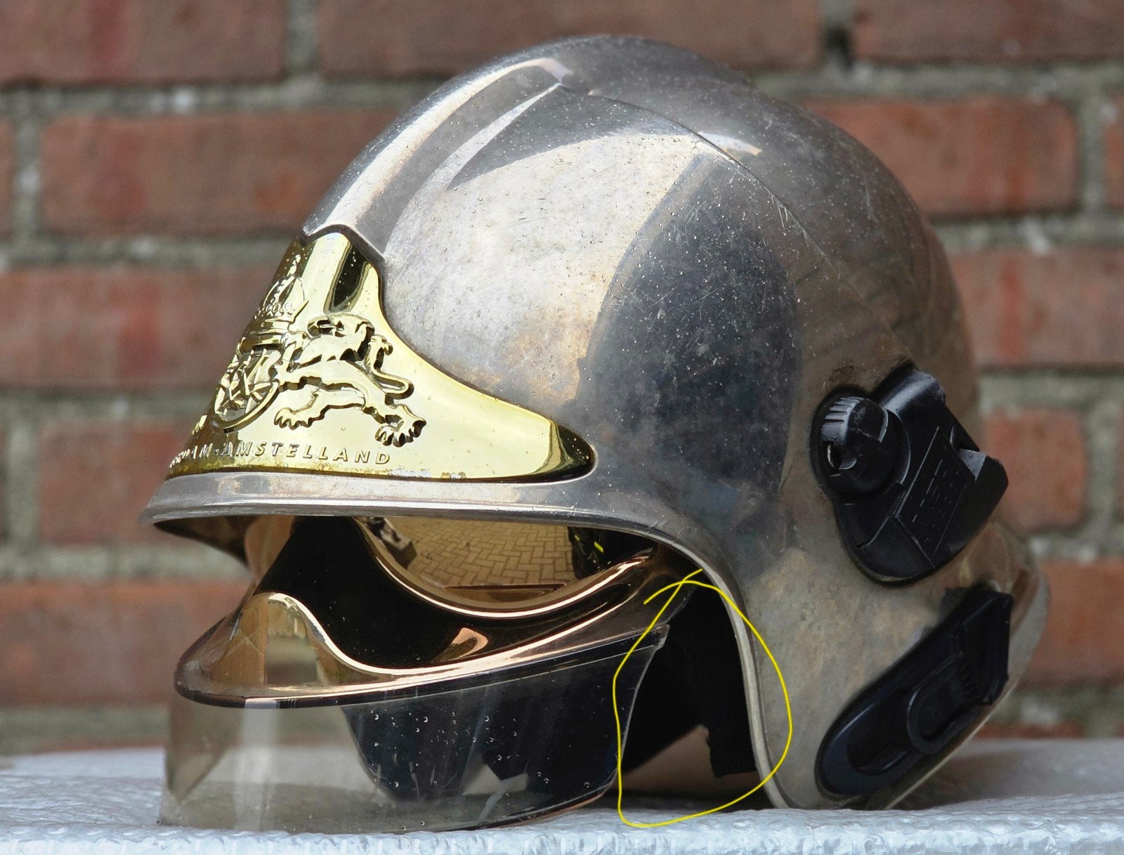 brandweerhelm brandweer MSA F1SF Amsterdam, Ophalen of Verzenden, Landmacht, Nederland, Embleem of Badge