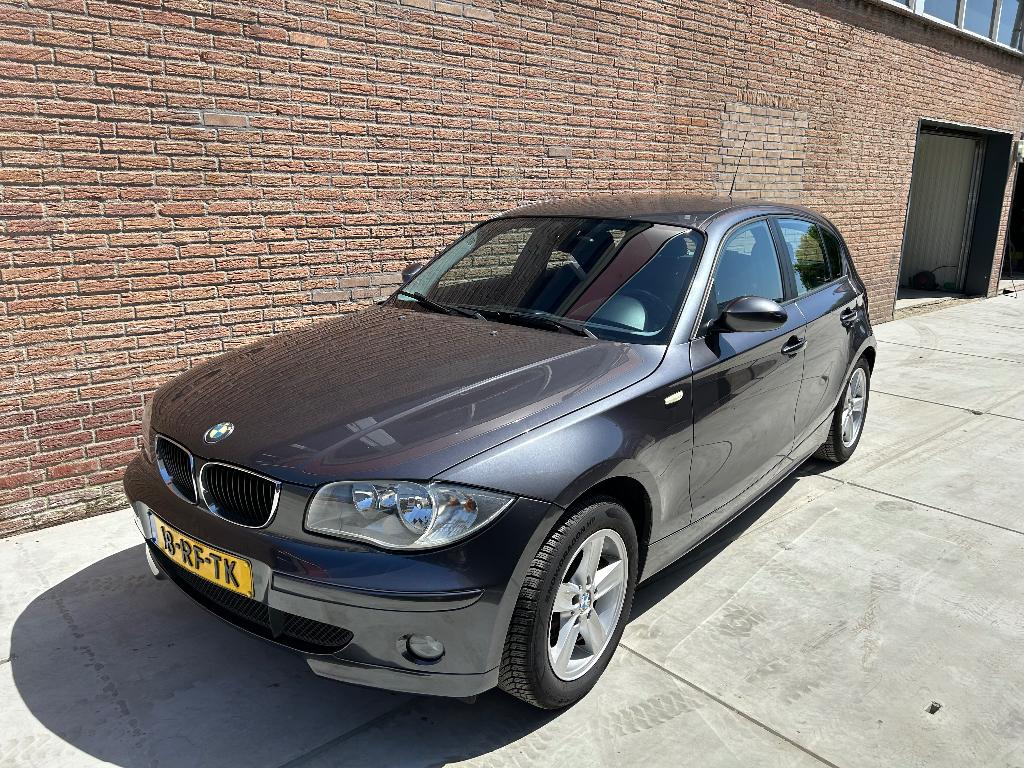 BMW 120i High Executive | 2005 | 5-deurs| Navi | Stoelverwar, 1-Serie, Achterwielaandrijving, 1995 cc, Zwart