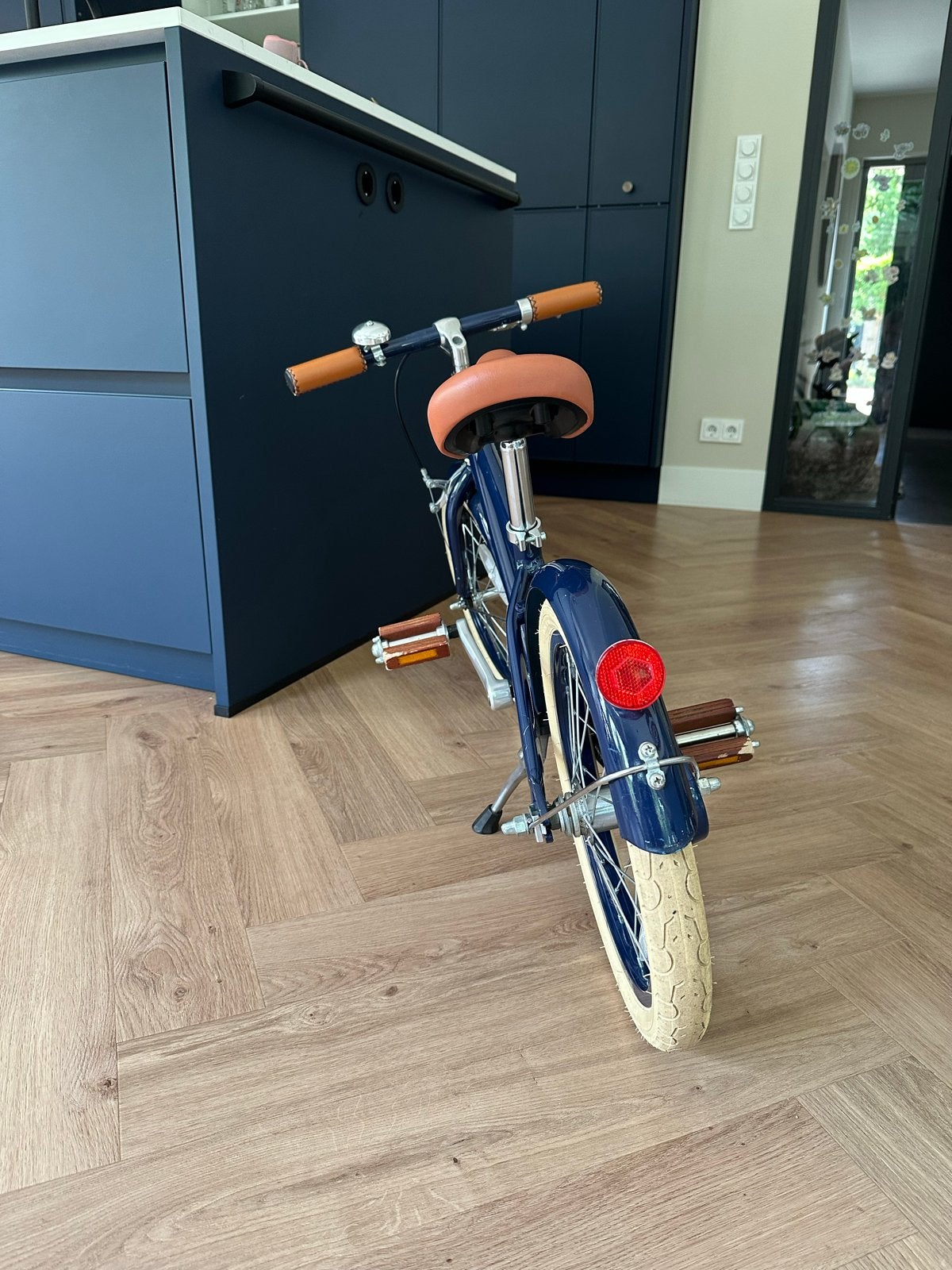 Banwood kinderfiets - Donkerblauw met bruin zadel, Fietsen en Brommers, Fietsen | Kinderfietsjes, Ophalen, Zo goed als nieuw, Terugtraprem