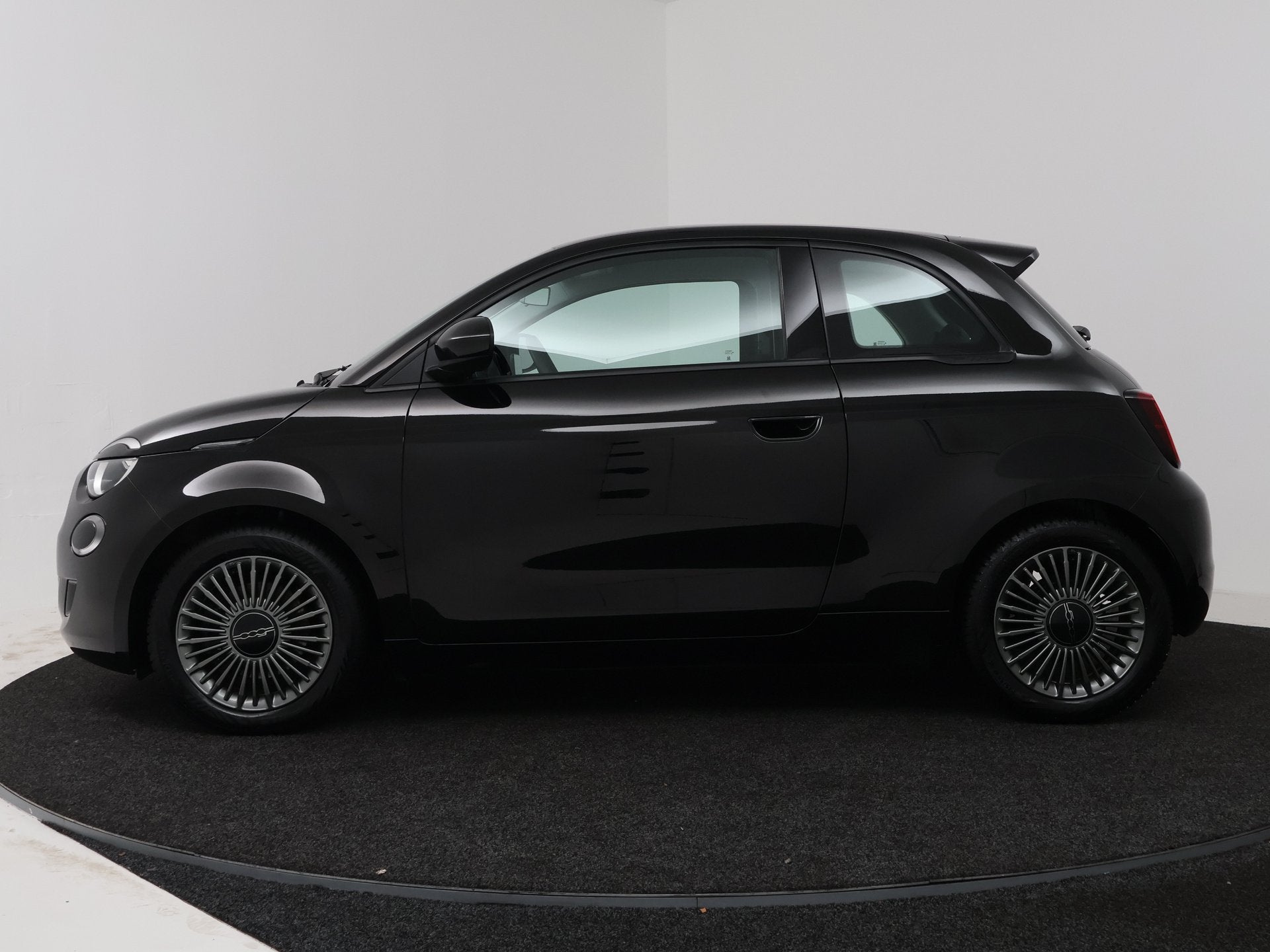 Fiat 500 RED 42 kWh | SOH 94,4% (bj 2022, automaat), Auto's, Fiat, 12 maanden, Stof, 4 stoelen, Zwart