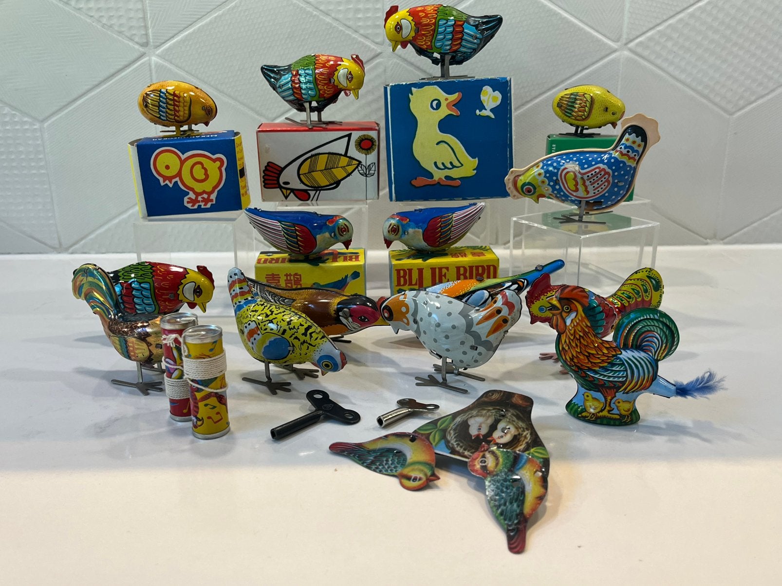 14 blikken speelgoed wind-up vogels + 1 clicker + 3 fluitjes, Verzenden, Zo goed als nieuw