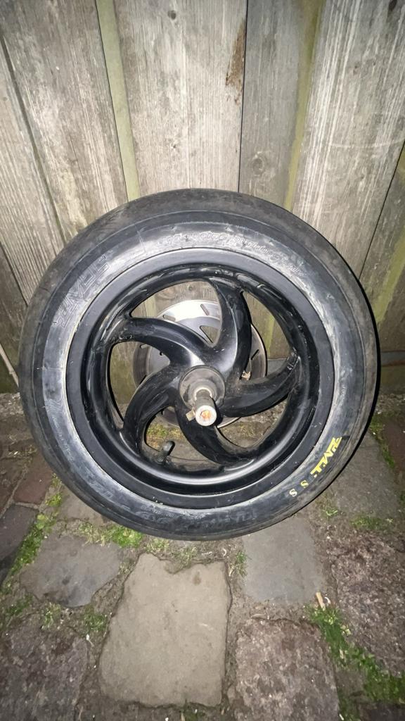 125cc runner met slickband en zwarte velg met schijf met as, Motoren, Ophalen
