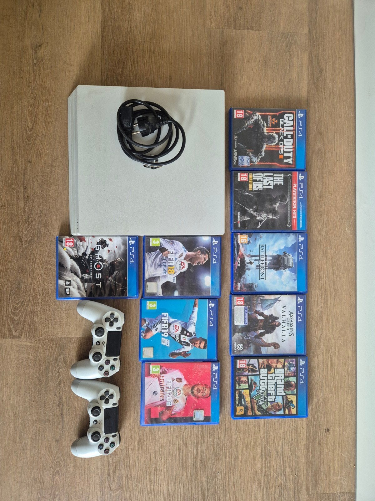 Zeer nette PlayStation 4 PRO met 2 controllers en 9 spellen, 2 spelers, Ophalen, Zo goed als nieuw, Vanaf 3 jaar