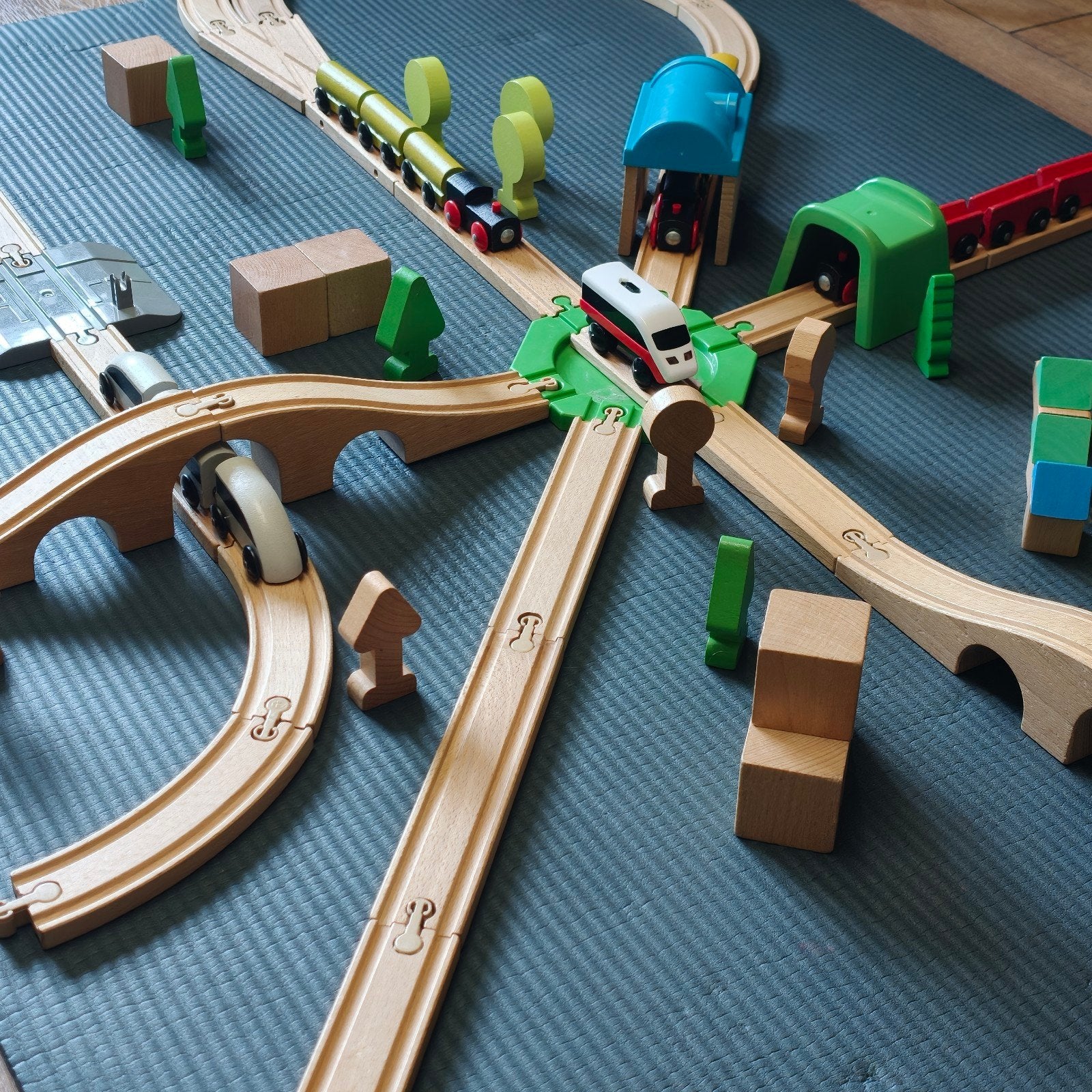 MEGASET houten treinbaan Brio + Ikea treinen, Ophalen of Verzenden, Zo goed als nieuw