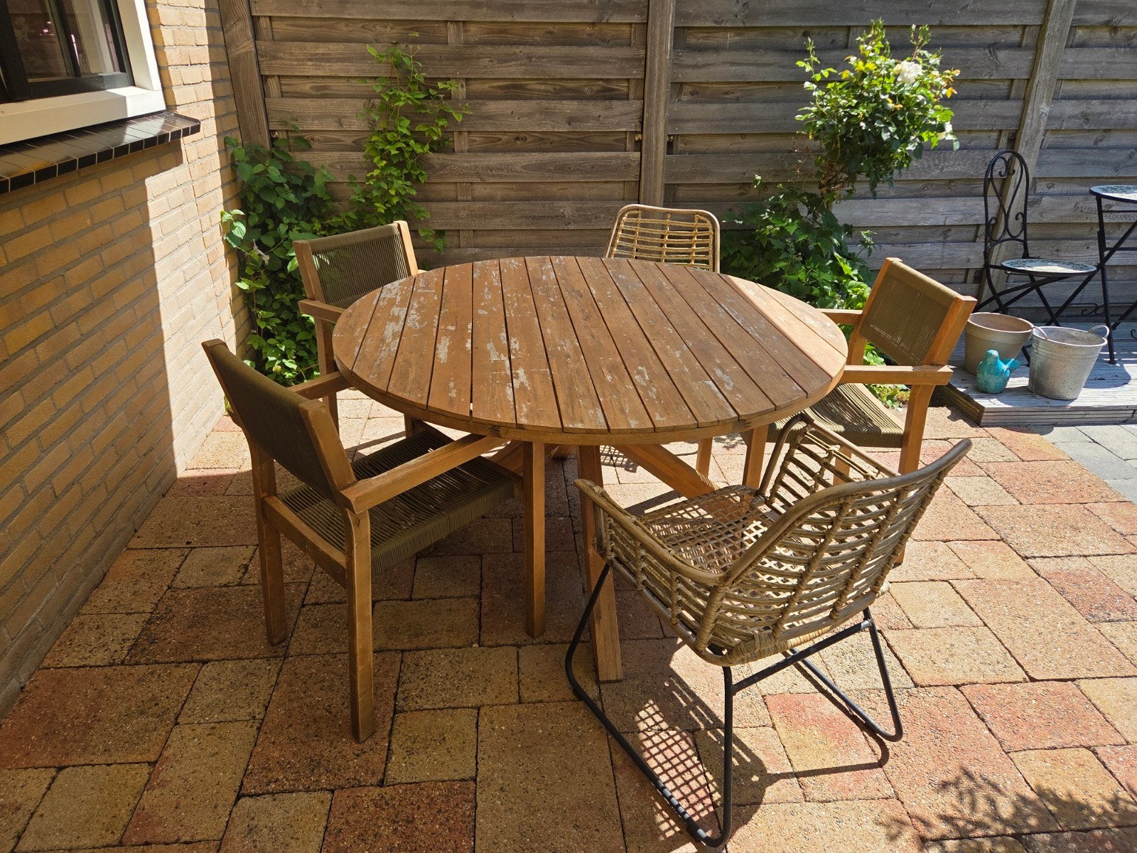 Tuintafel incl 3 tafelkleden 140cm, Ophalen, Gebruikt, Hout