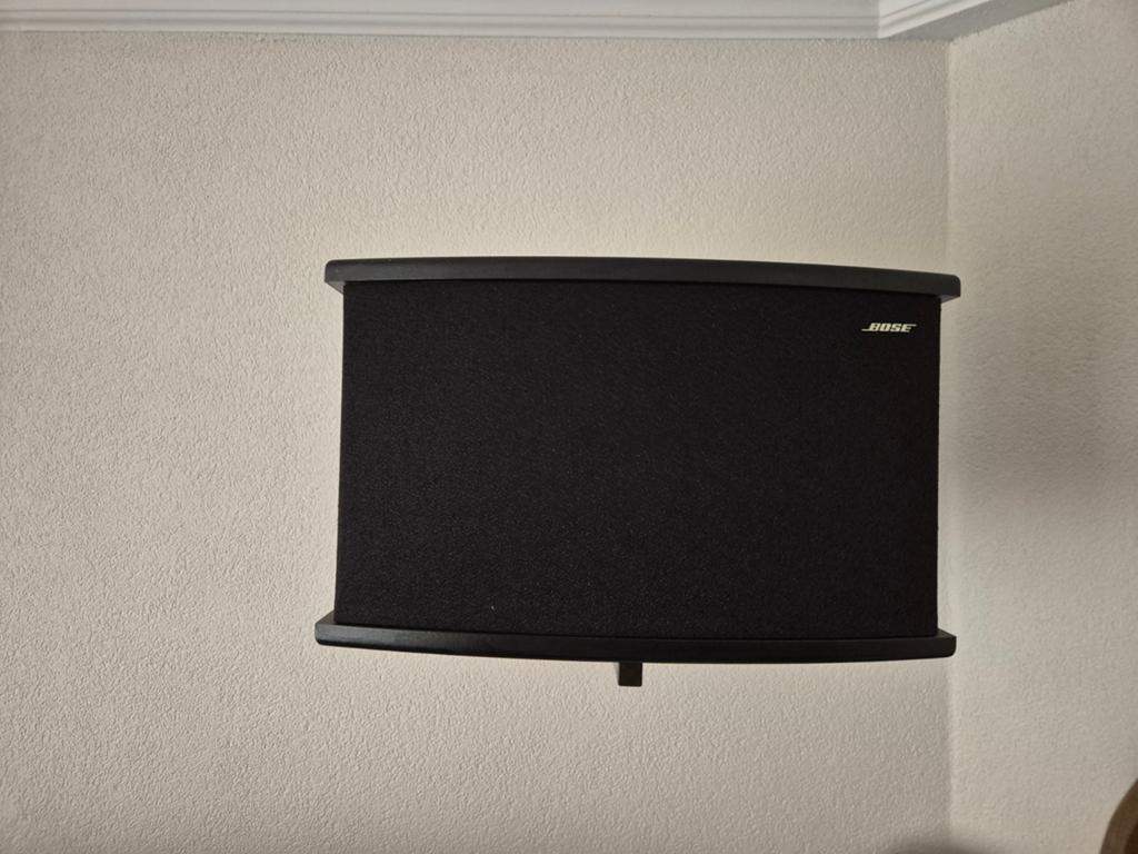 Twee prachtige boxen van BOSE, voor aan de muur incl beugels, Ophalen, Gebruikt, Bose, 120 watt of meer