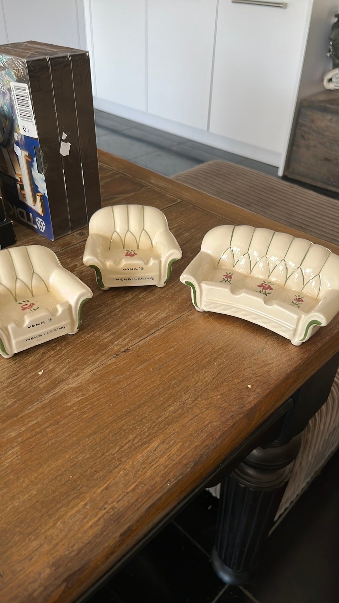 Reclame asbakjes “bank met 2 stoelen” Vonk’s Zaandam, Verzamelen, Merken en Reclamevoorwerpen, Ophalen of Verzenden, Gebruikt