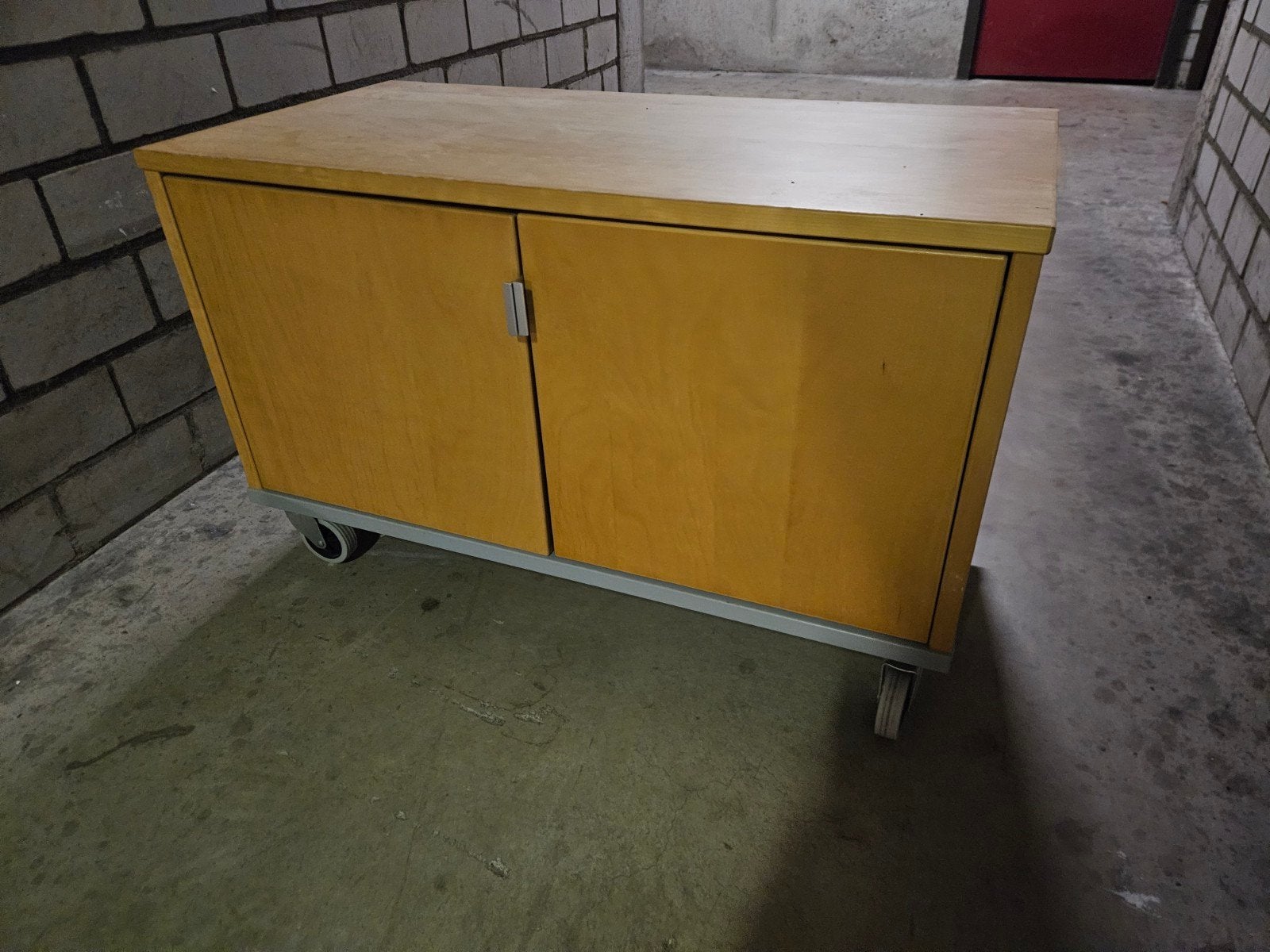 Houten kastje op wielen 85x40x55, Huis en Inrichting, Kasten | Overige, Ophalen, Gebruikt