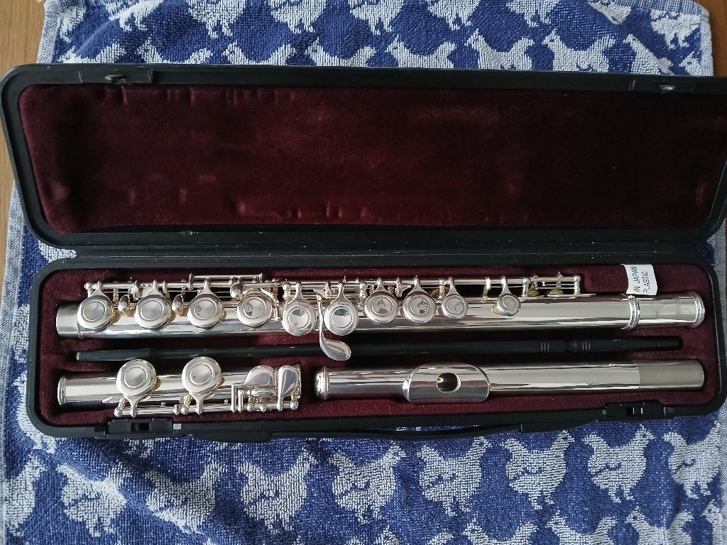 Yamaha 211 dwarsfluit + gebogen kop + standaard + tas, Muziek en Instrumenten, Ophalen of Verzenden, Gebruikt, Dwarsfluit, Met koffer of tas