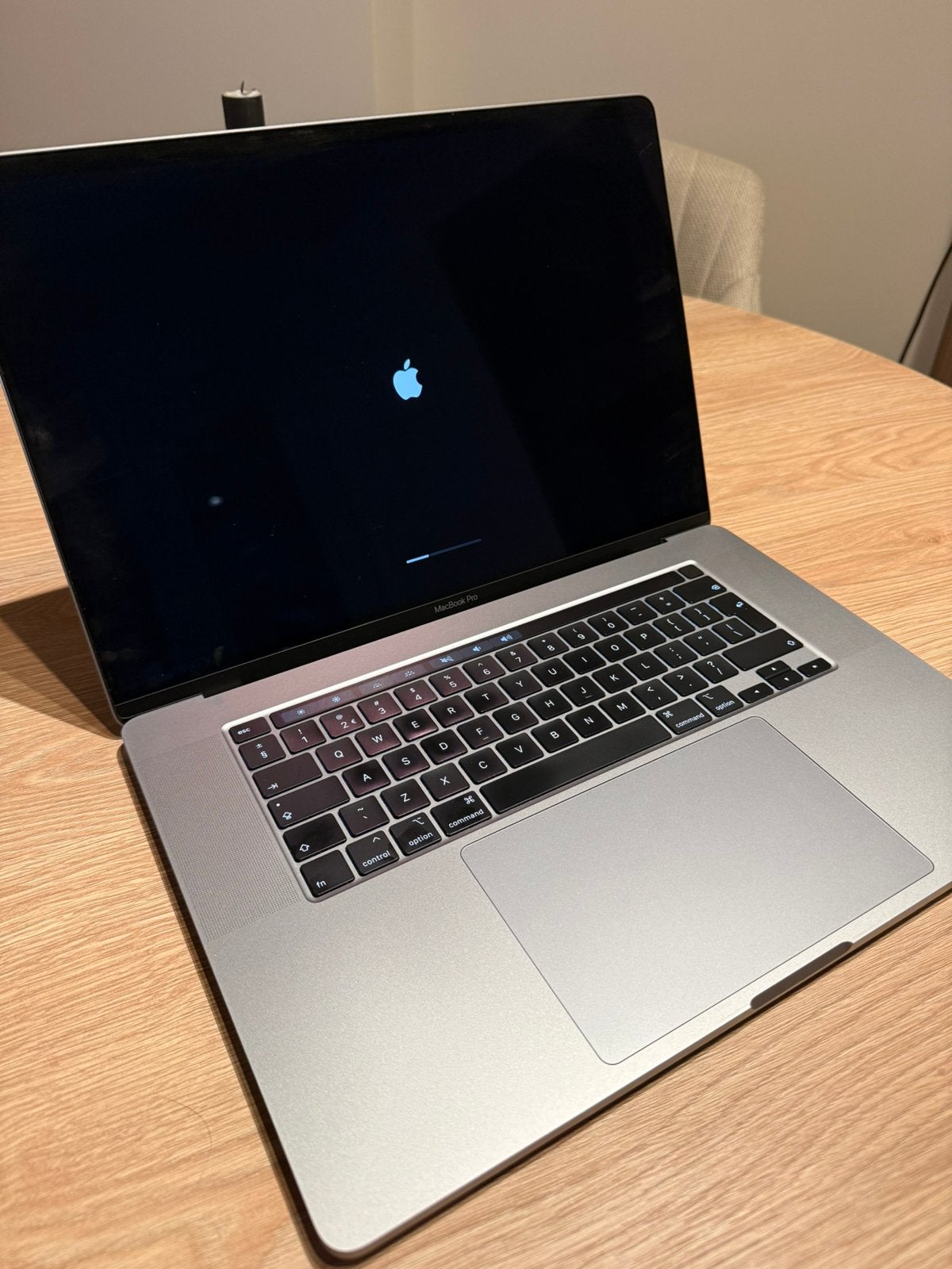 Foto 3 van Macbook Pro 16 Inch 2.6GHZ i7 512GB 16GB RAM Zilver (2019)