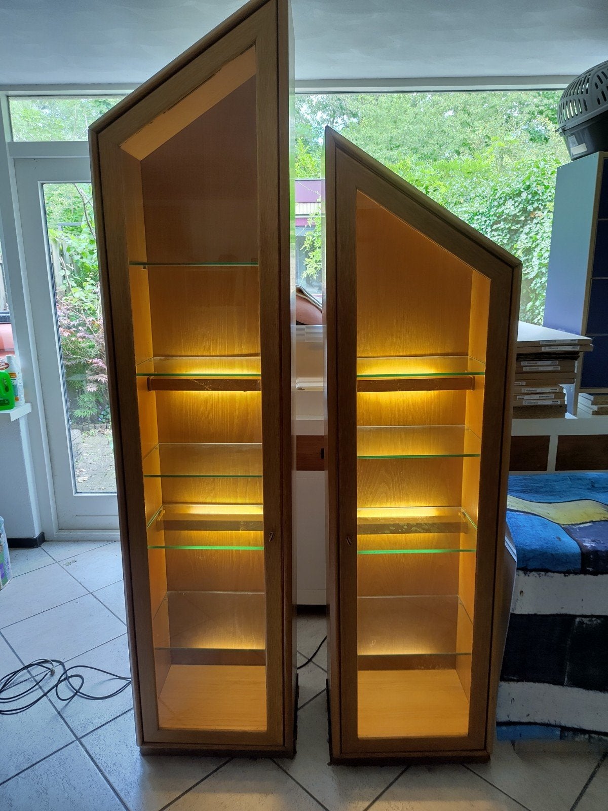 Eigenwijze vitrinekasten met schuin dak., Huis en Inrichting, Kasten | Vitrinekasten, Ophalen, Minder dan 50 cm, 25 tot 50 cm