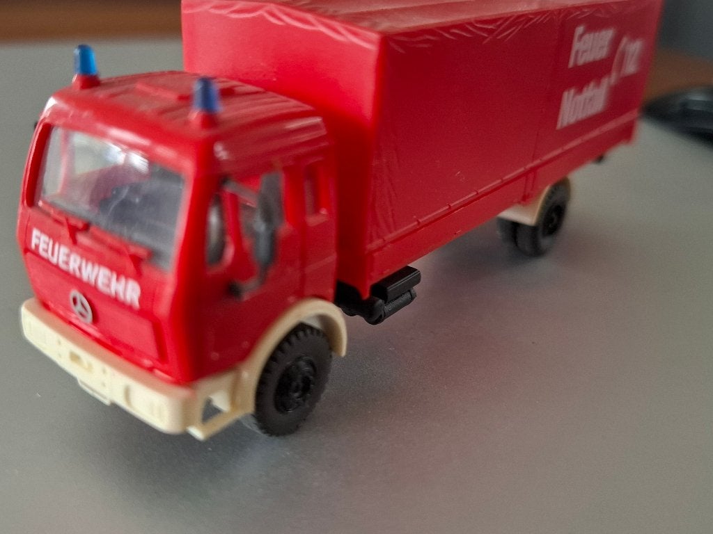 1:87 brandweer Mercedes vrachtwagen € 1, Verzenden, Zo goed als nieuw, Bus of Vrachtwagen, Overige merken