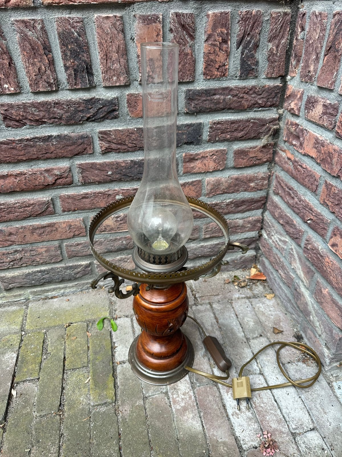 Antieke olielamp/tafellamp met houten voet, Ophalen of Verzenden