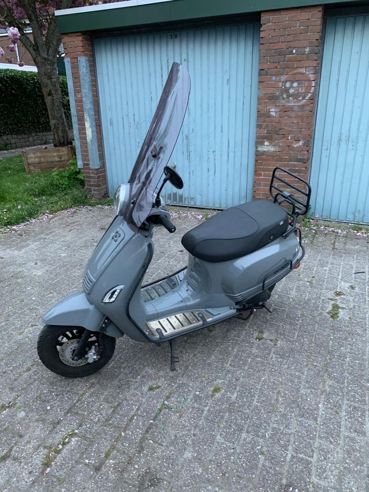 AGM scooter grijs - Loopt niet, maar is te maken, Ophalen, Gebruikt, Benzine, Overige merken