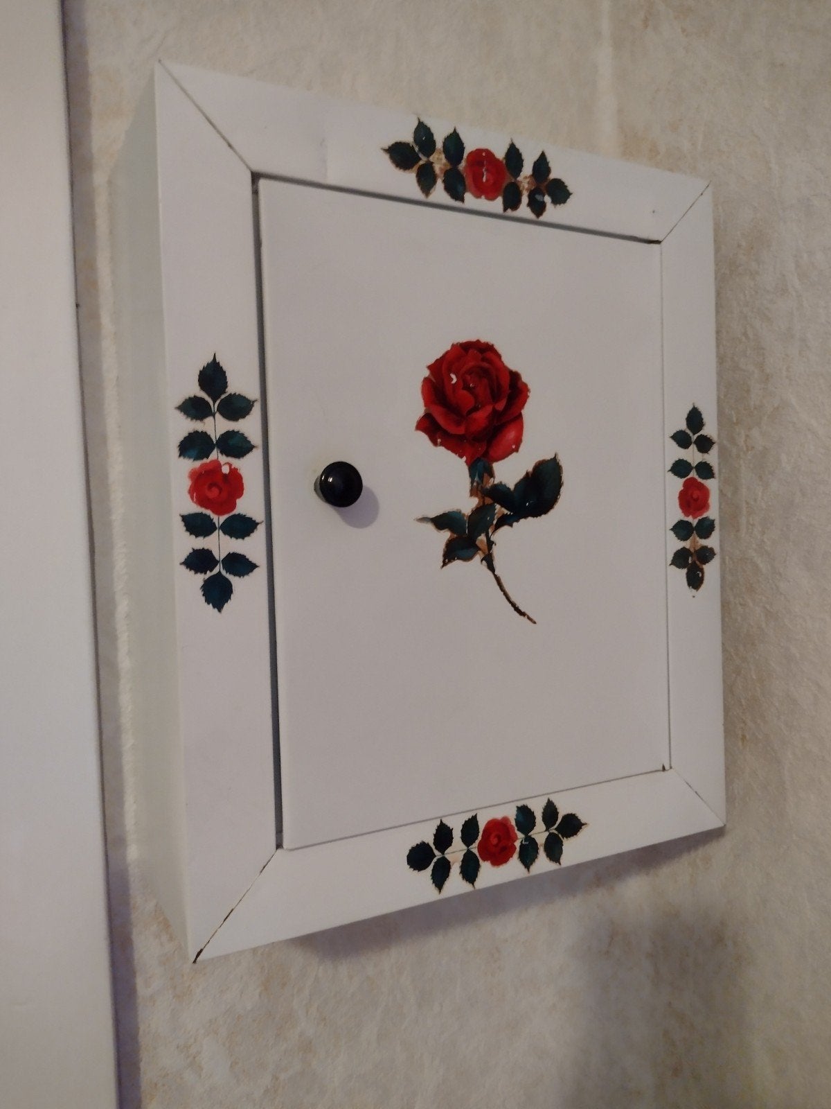 Vintage medicijnkastje met roos decoratie, Verzamelen, Retro, Huis en Inrichting, Ophalen