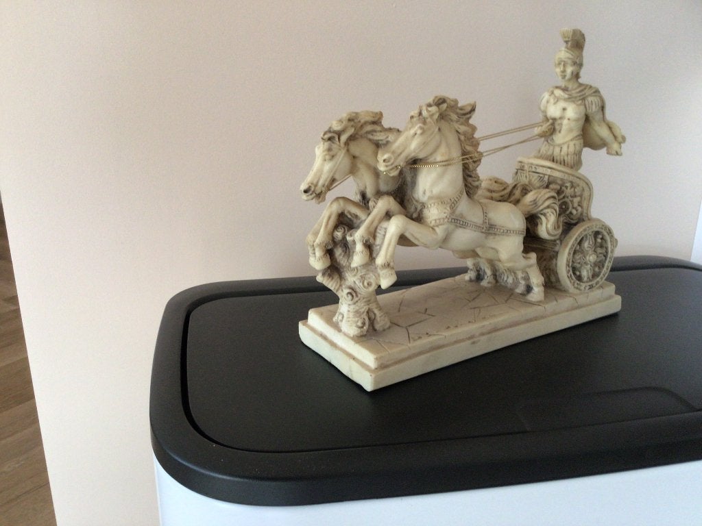 Beeld romijnse strijdwagen, Ophalen, 20 - 50 cm, Wit, Beeld