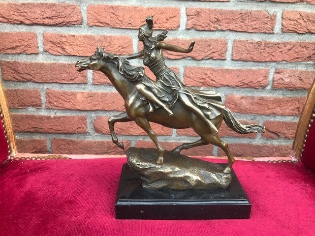 WALKURE TE PAARD, brons en marmer, Antiek en Kunst, Brons, Beeld, Vrouw, Gemerkt