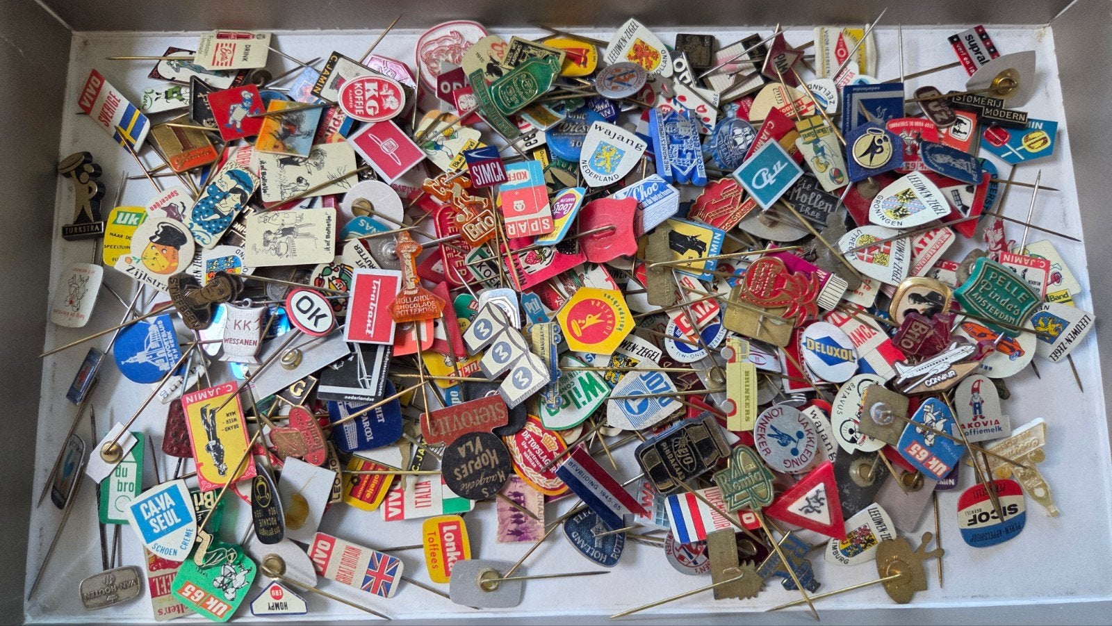 300 speldjes (geteld) kon. huis, Remia, bevrijding, automerk, Verzamelen, Verzenden, Gebruikt, Overige onderwerpen, Speldje of Pin