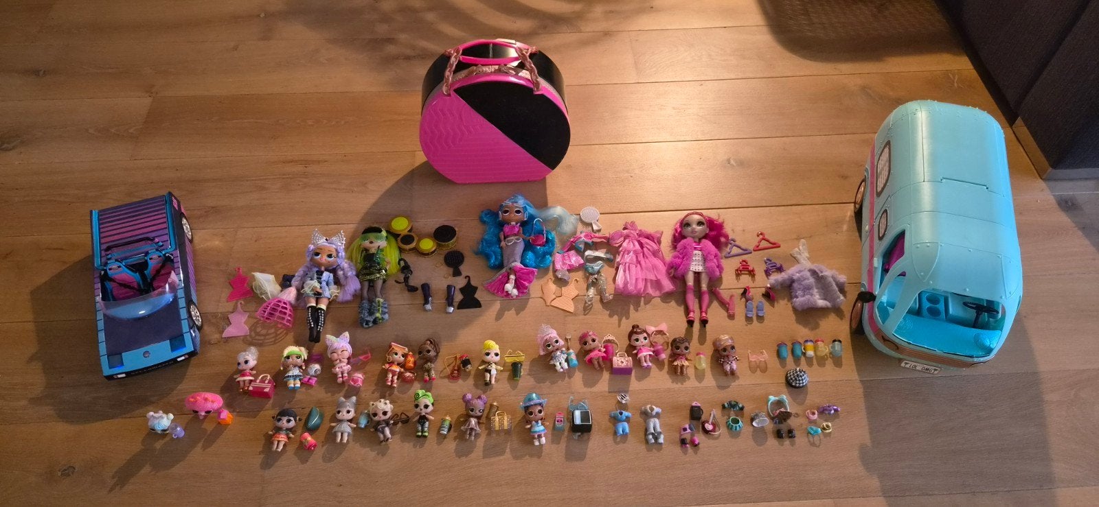 Uitgebreide L.O.L. set met camper, auto, poppen en salon, Ophalen of Verzenden, Jongen of Meisje
