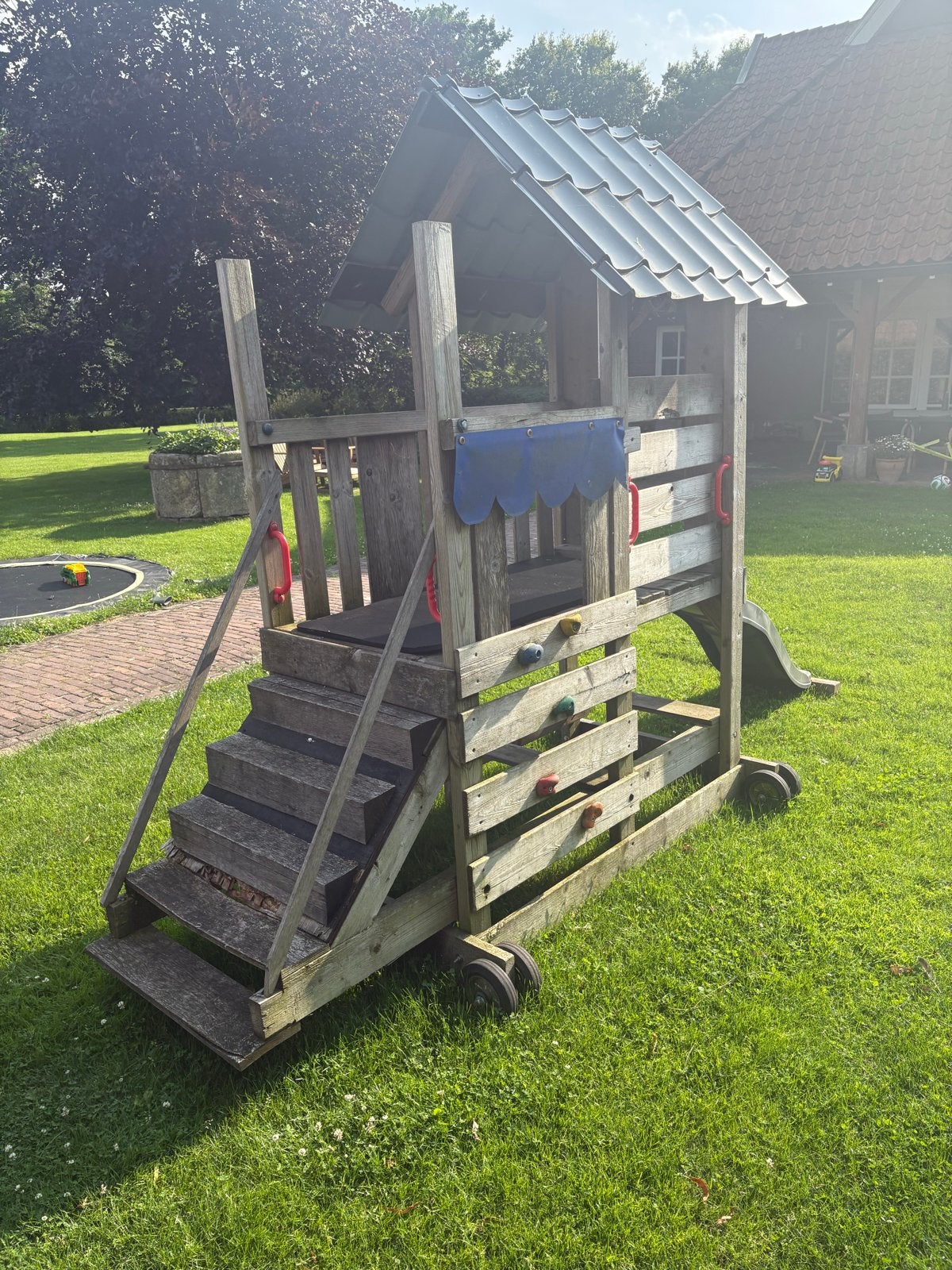 Houten speelhuisje met glijbaan en klimwand, Kinderen en Baby's, Speelgoed | Buiten | Speeltoestellen, Ophalen, Gebruikt, Glijbaan