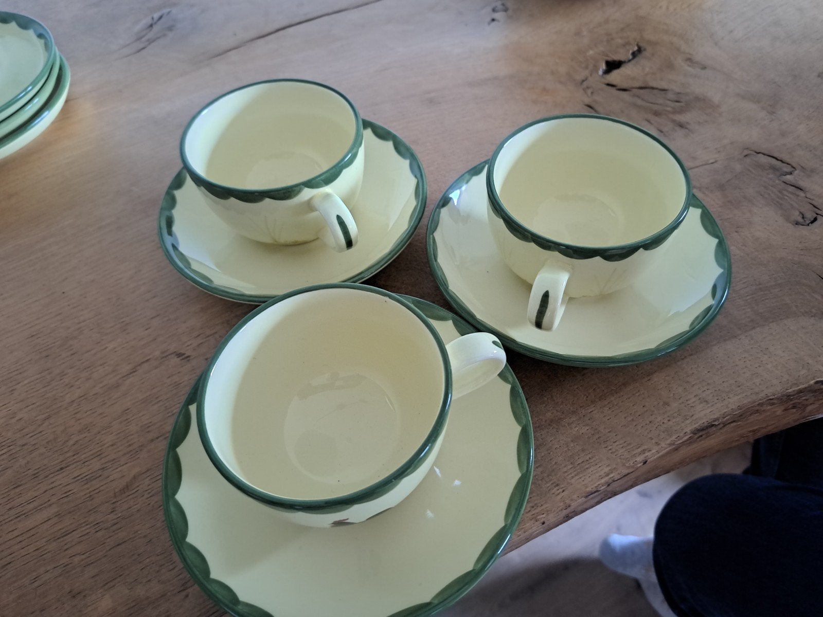 Set van 3 vintage kop en schotels, geel met groene rand, Gebruikt, Keramiek, Vintage, Ophalen of Verzenden