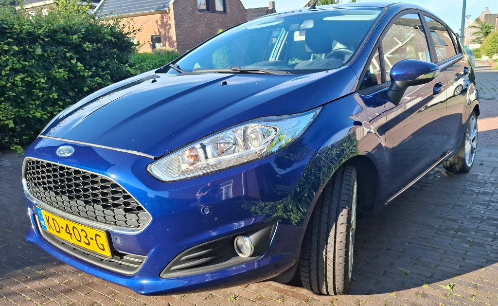 Ford Fiësta 1.0 59KW/80PK 5D 2016 metallic Blauw, Auto's, Ford, 40 €/maand, Zwart, 525 kg, Blauw