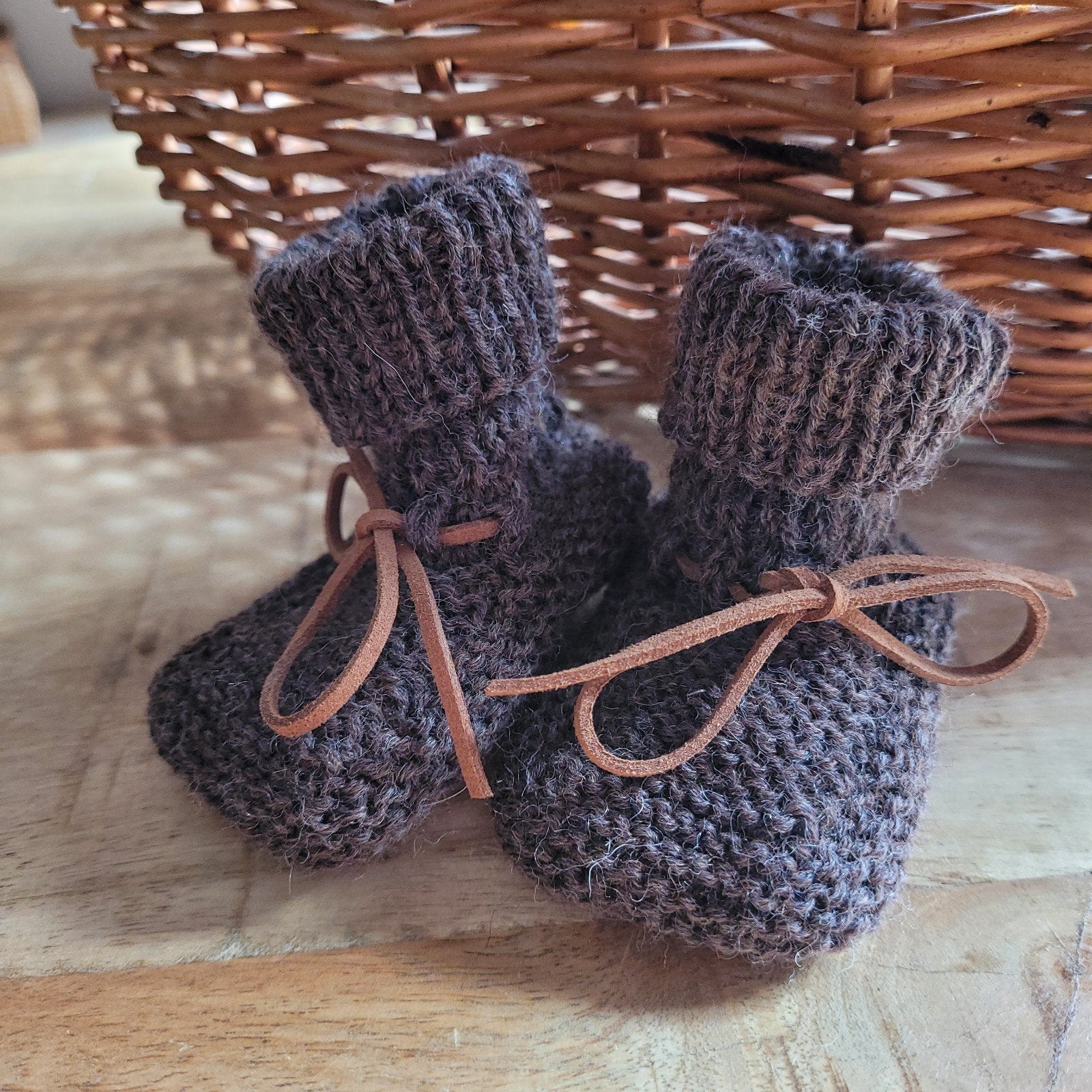 Handgebreide babyslofjes - Bruin, Slofjes, Jongetje of Meisje, Handgemaakt, Ophalen of Verzenden