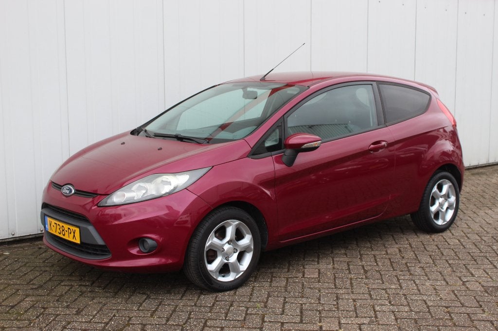 FORD Fiesta 1.25 82pk 3 DEURS AIRCO ZEER MOOI ! !, Auto's, Ford, Voorwielaandrijving, Stof, 600 kg, Zwart