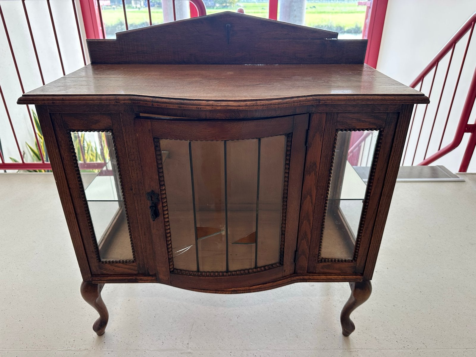 Antieke vitrinekast met gebogen glas en houtsnijwerk, Ophalen