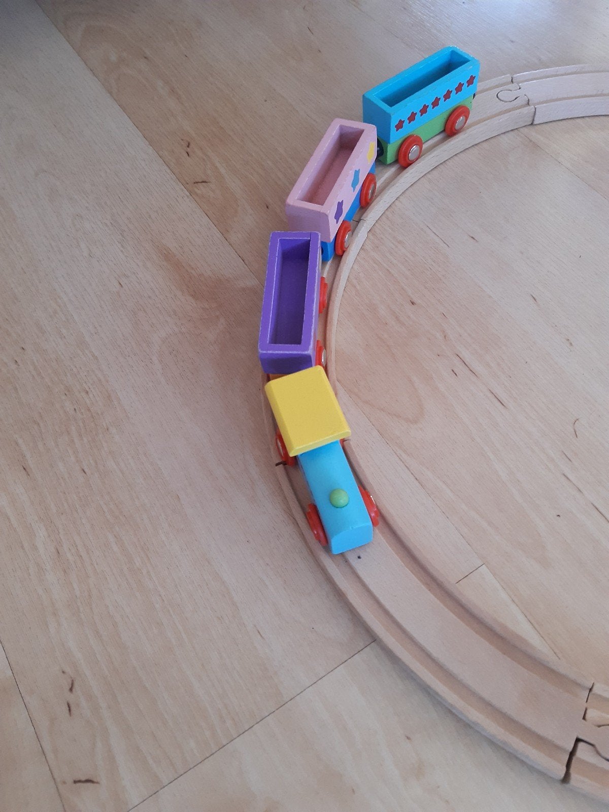 Houten treinbaan woezel en pip, Ophalen