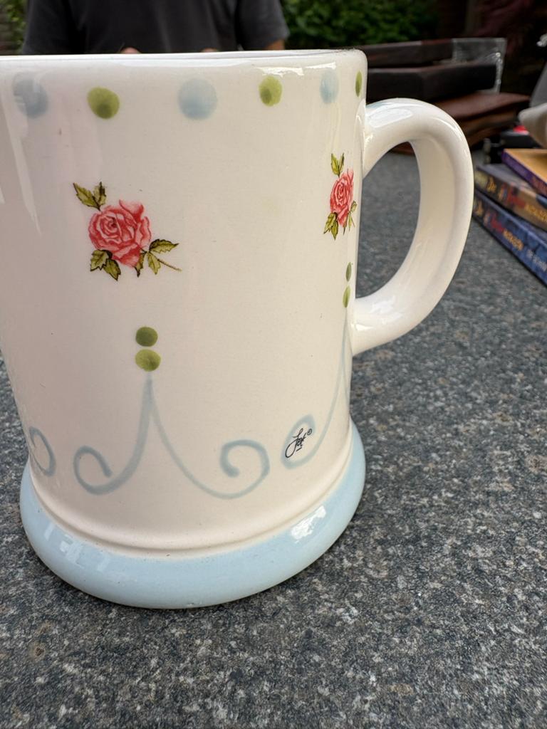 Douwe Egberts mok met rozenprint - Zo goed als nieuw, Keramiek, Ophalen of Verzenden, Zo goed als nieuw, Overige stijlen