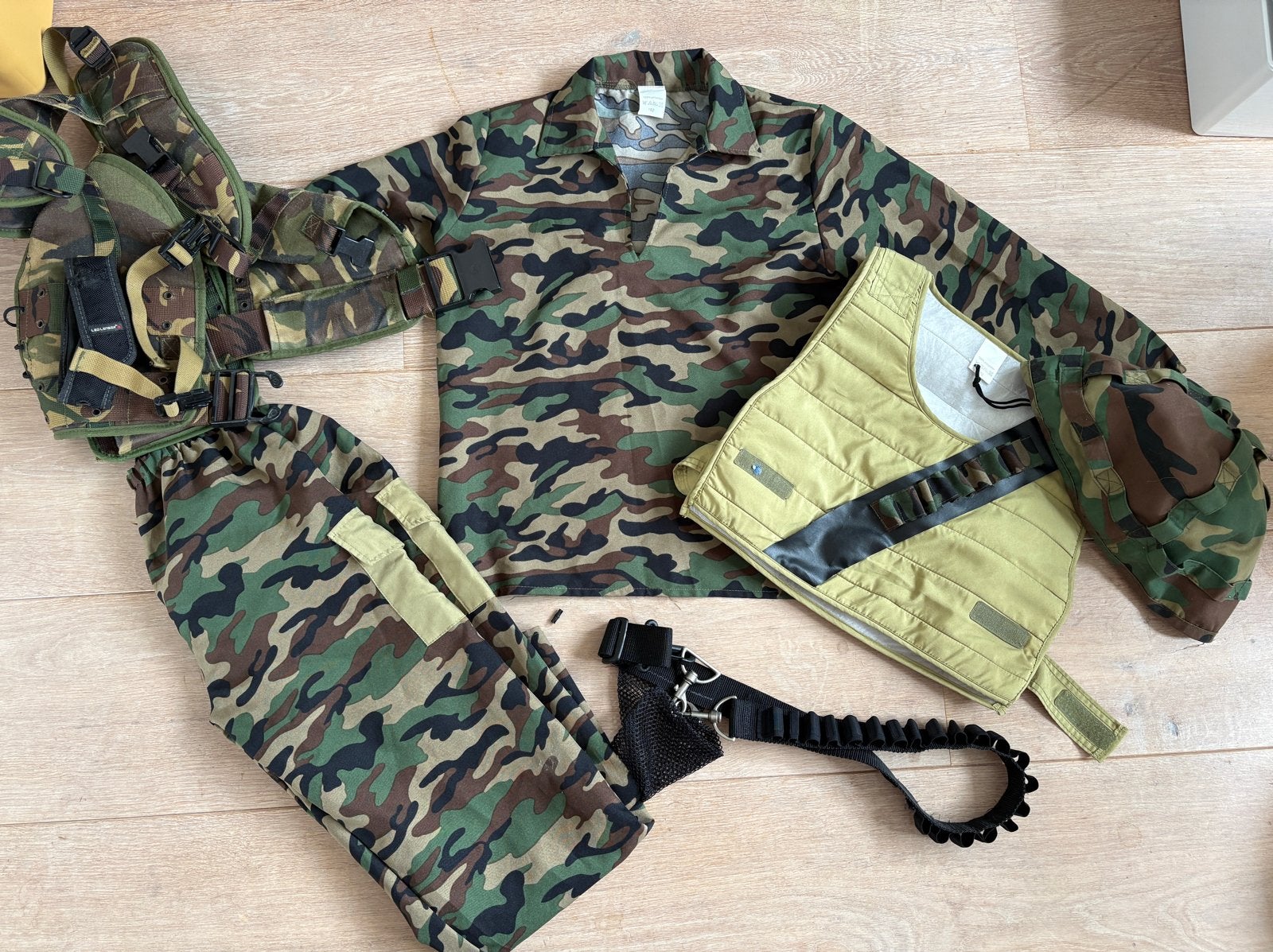 Militair camouflage kostuum met vest en accessoires, Ophalen, Gebruikt, Pak of Jurk