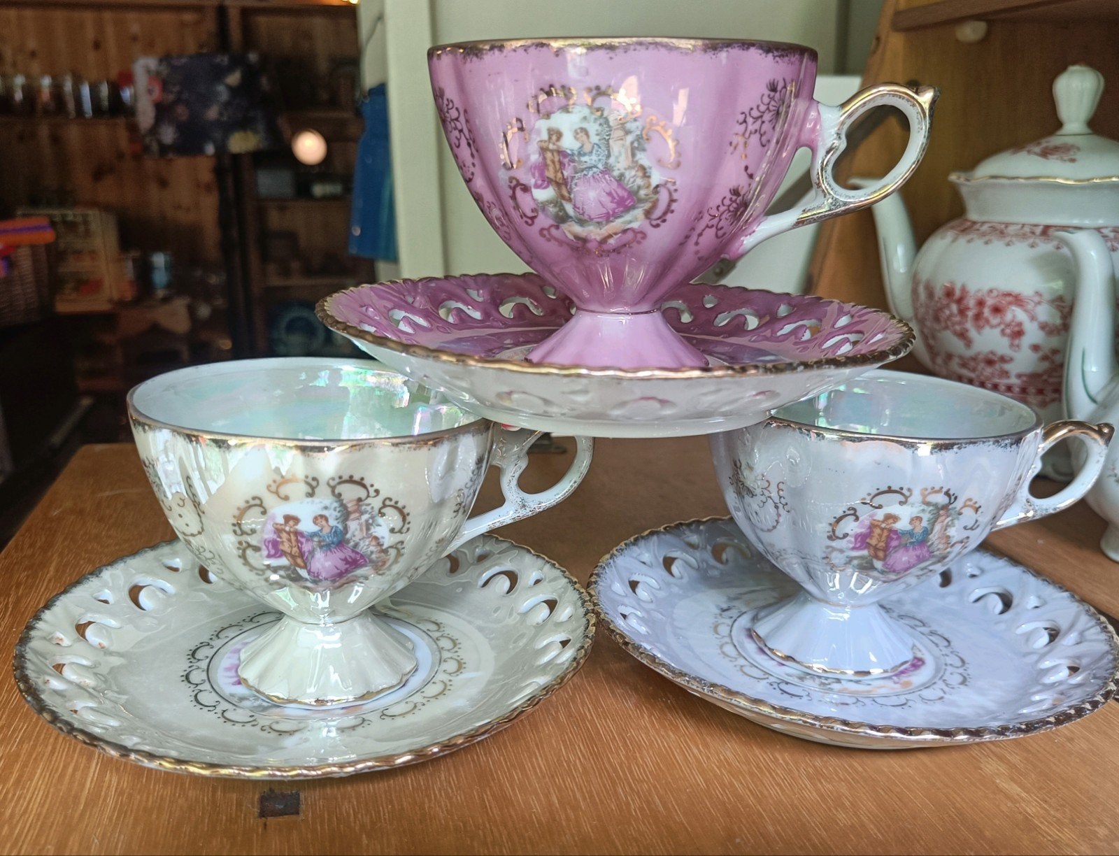 Drie  pastel/parelmoer open gewerkte kop en schotels, Ophalen of Verzenden