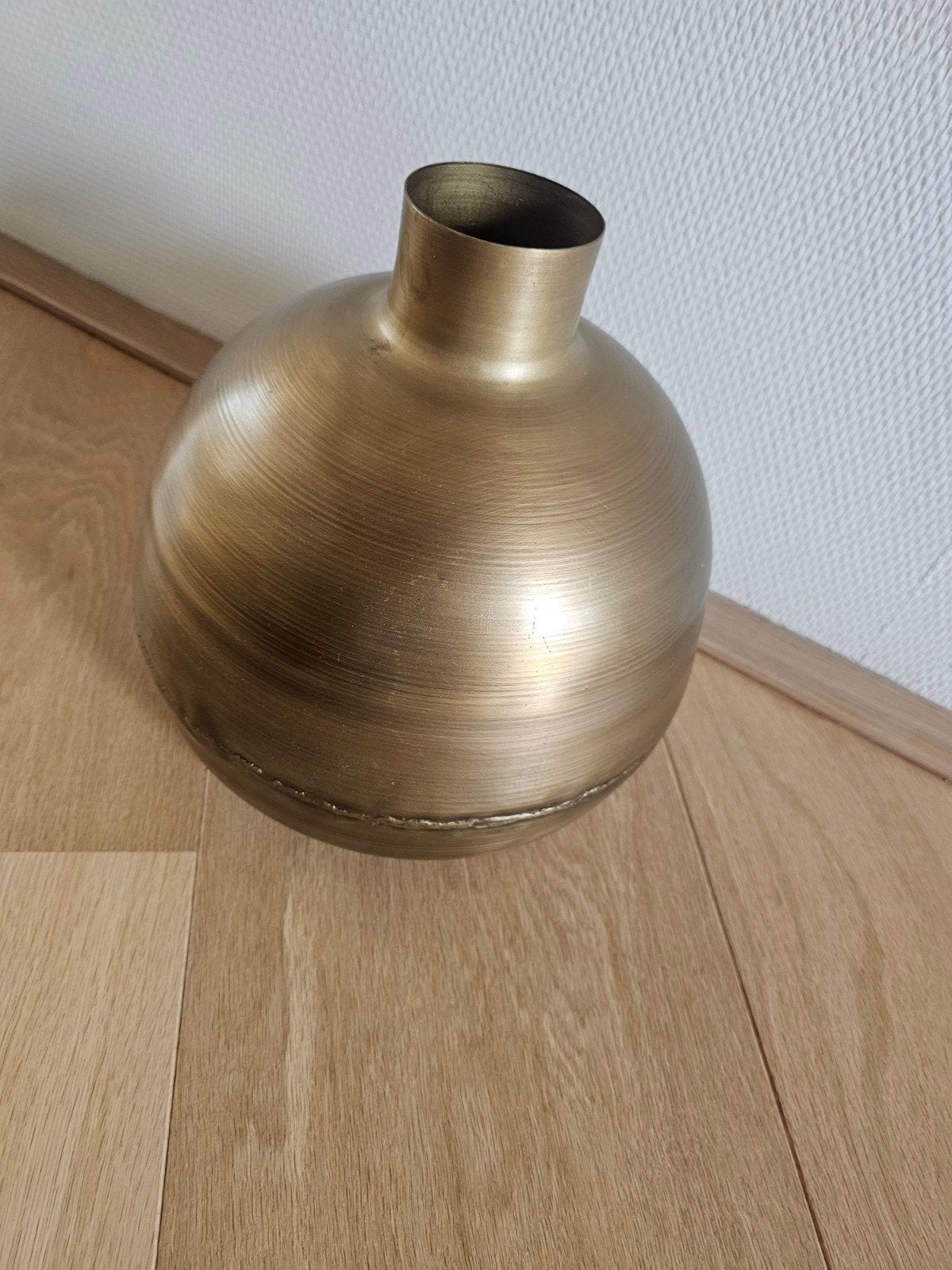Mooie mat goudkleurige bolvaas, Ophalen