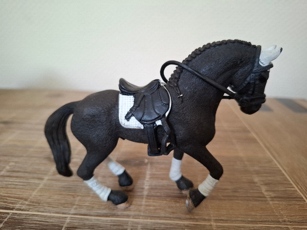 Schleich 42457 Friese wedstrijd hengst paard, Ophalen of Verzenden, Zo goed als nieuw