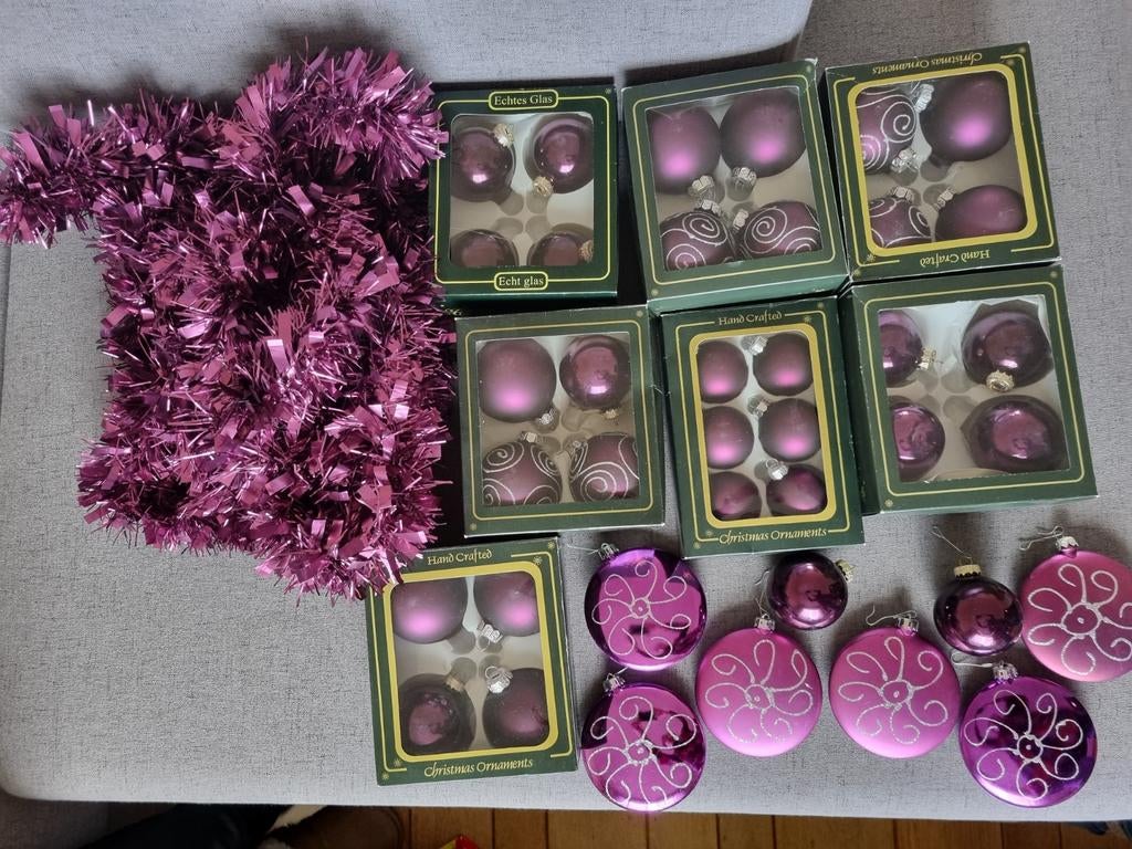 Paarse kerstballen en slingers, Diversen, Kerst, Ophalen of Verzenden, Gebruikt