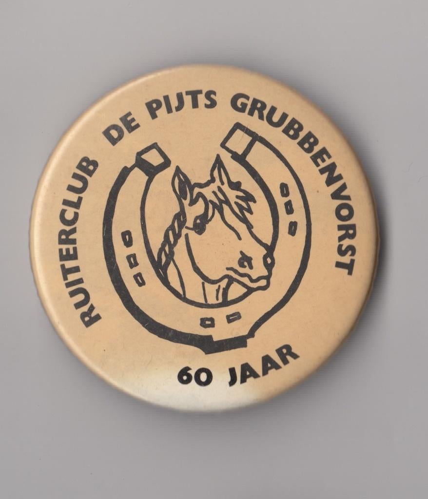 Grubbenvorst Ruiterclub button, Verzamelen, Gebruikt, Niet vindbaar, Niet vindbaar, Speldje of Pin