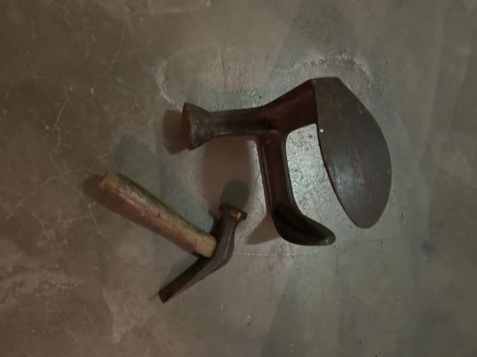 Oude schoenmakersleest met hamertje - Vintage ambacht, Antiek en Kunst, Ophalen