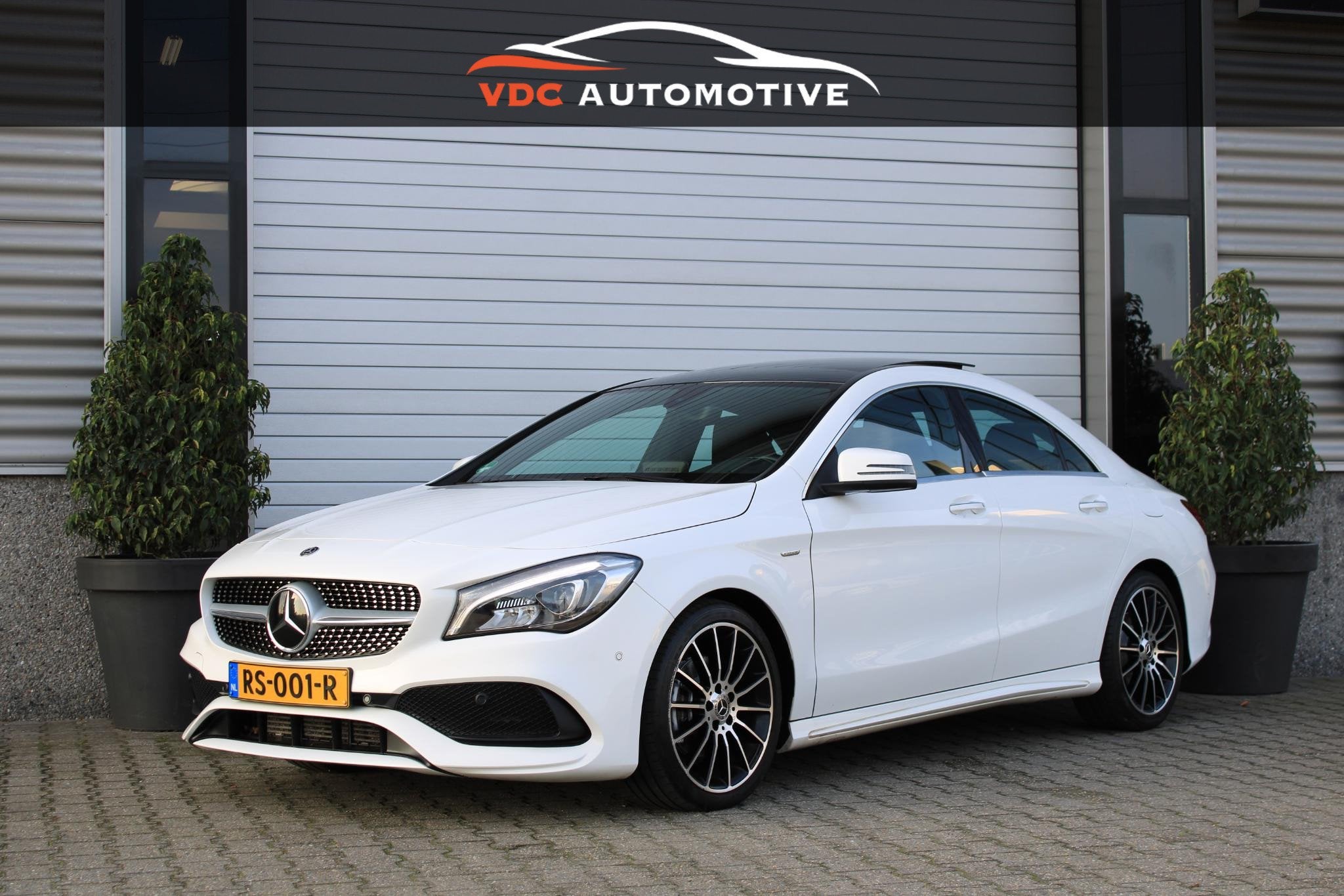 Mercedes-Benz CLA-Klasse 180 AMG Pano | Distronic | Memory |, Auto's, Gebruikt, 715 kg, Leder en Stof, 19 km/l