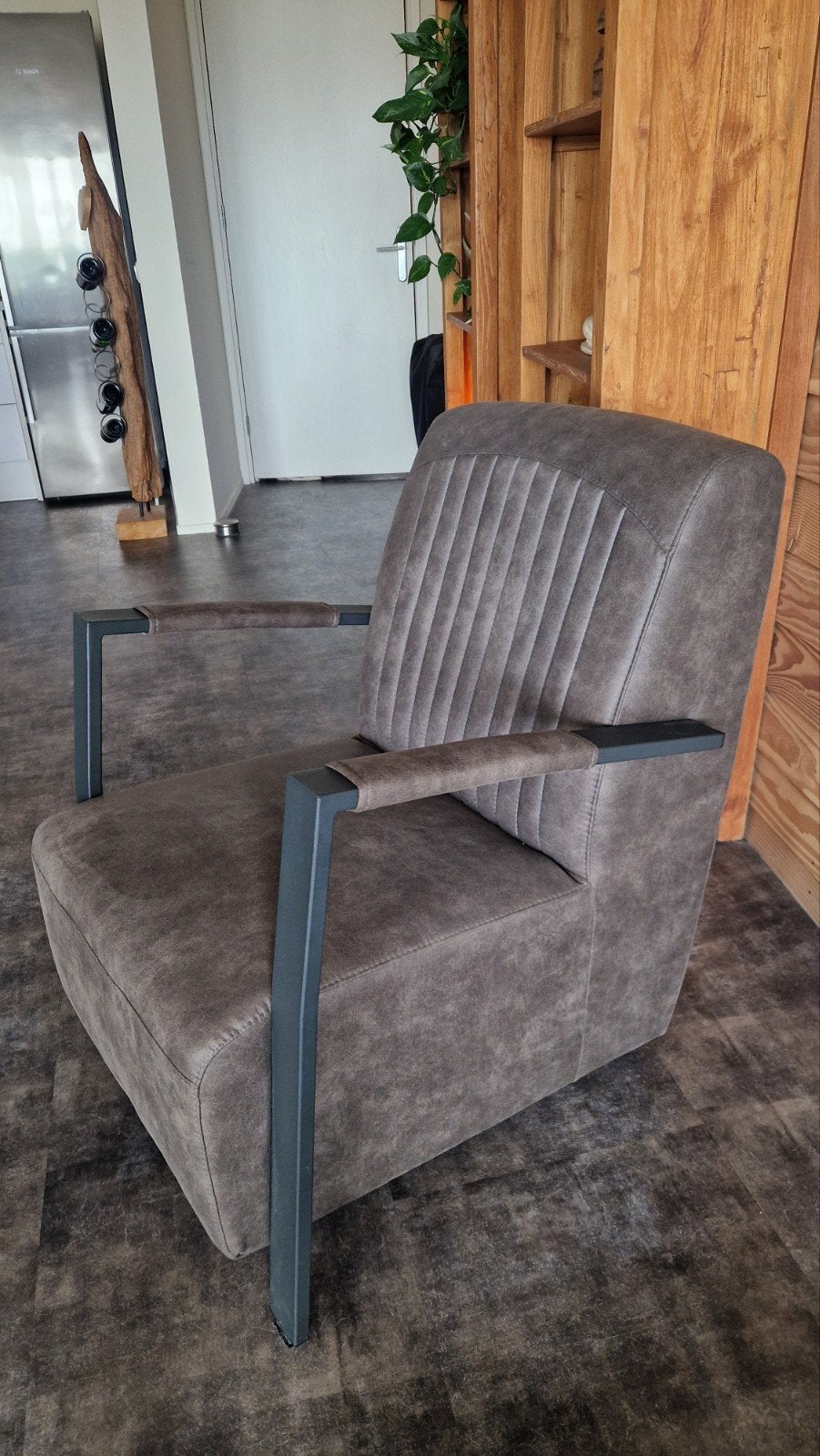 Moderne fauteuil met metalen armleuningen, Huis en Inrichting, Stoelen, Ophalen, Zo goed als nieuw, Stof, Eén