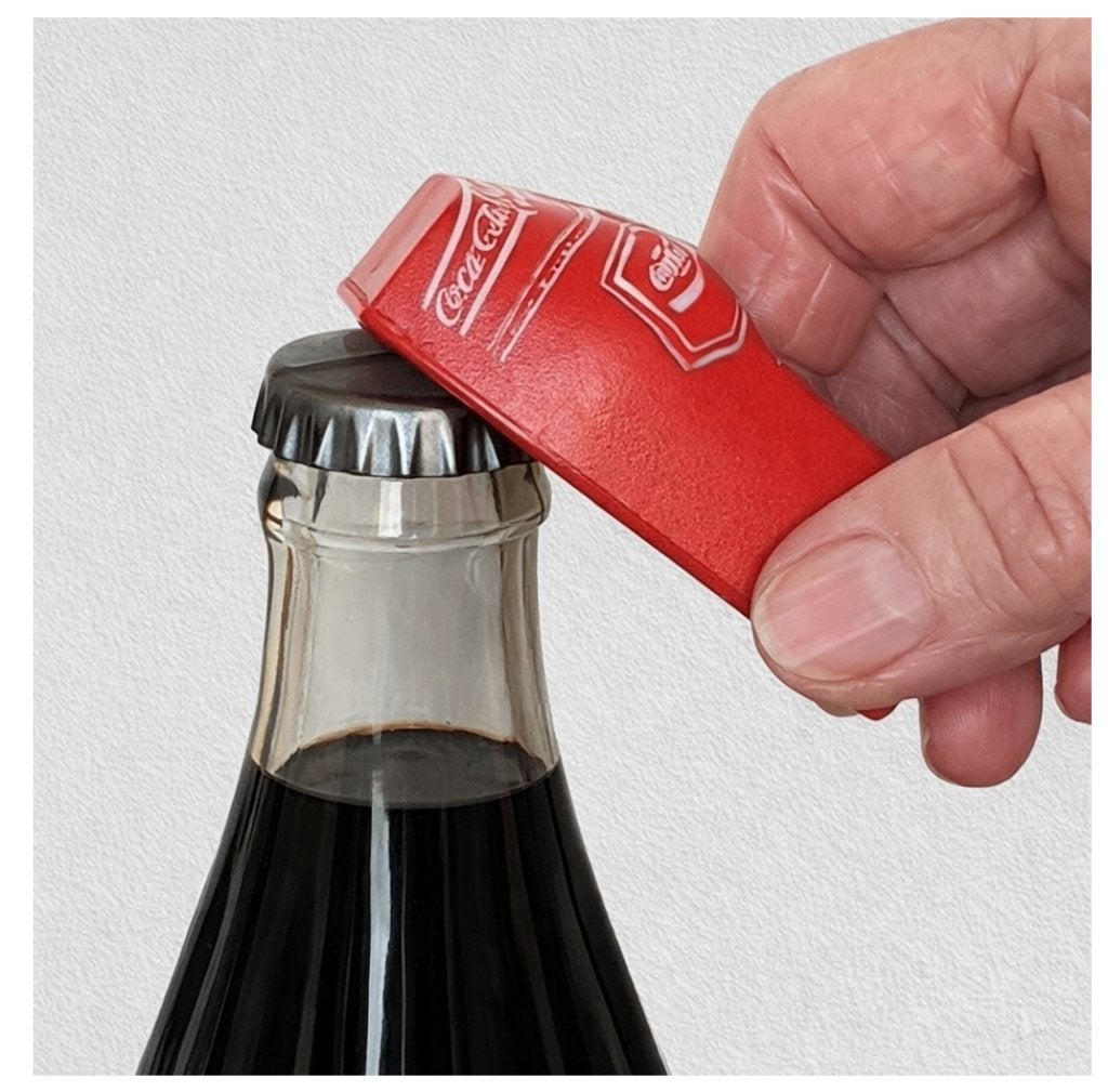 Coca-cola 🔴  flesopener “rode spijkerbroek” ~ vintage, Ophalen of Verzenden, Zo goed als nieuw, Gebruiksvoorwerp
