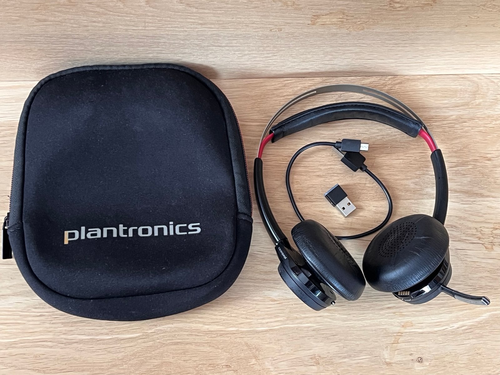 POLY Voyager B825 Focus UC Stereo bluetooth-headset, Computers en Software, Headsets, Gebruikt, On-ear, Draadloos, Inklapbare microfoon