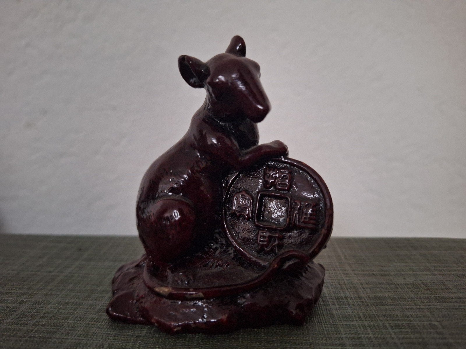 Decoratief beeldje: Chinese rat (sterrenbeeld) met munt, Ophalen of Verzenden