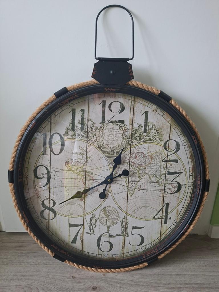 Wandklok wereld vintage look 60 cm, Huis en Inrichting, Ophalen, Wandklok