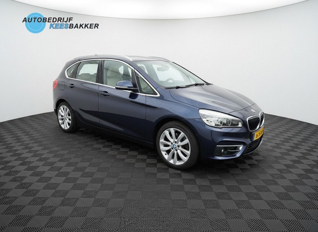 BMW 2-serie Active Tourer 225i xDrive Luxury / Trekhaak / Le, Auto's, BMW, Automaat, 1998 cc, 15 km/l, Gebruikt