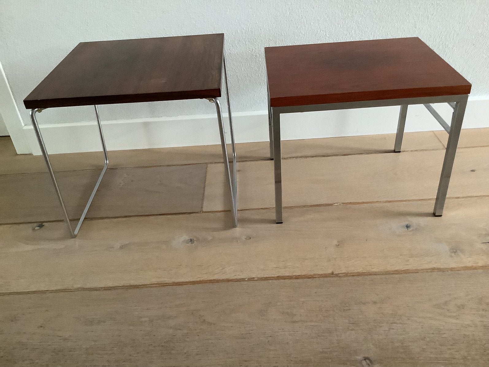Vintage jaren 50/60 bijzettafeltjes chroom met teak, Ophalen, Huis en Inrichting